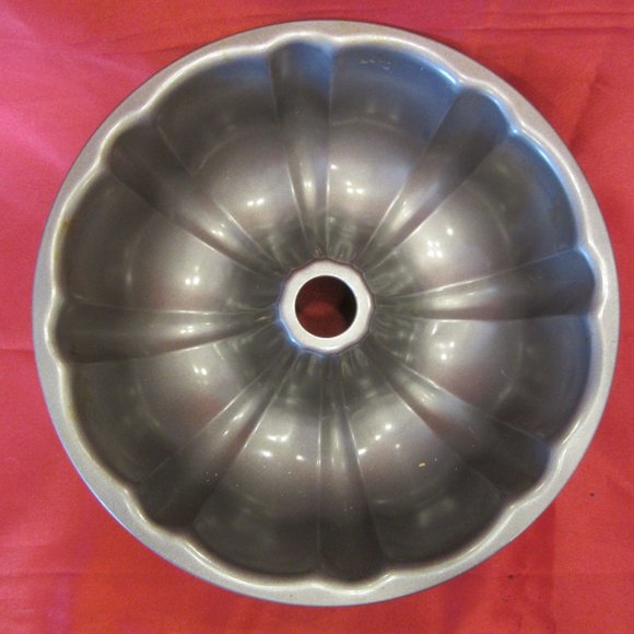 FLUTED BUNDT PAN, NONSTICK DK GRAY METAL CAKE PAN - Picture 3 of 4